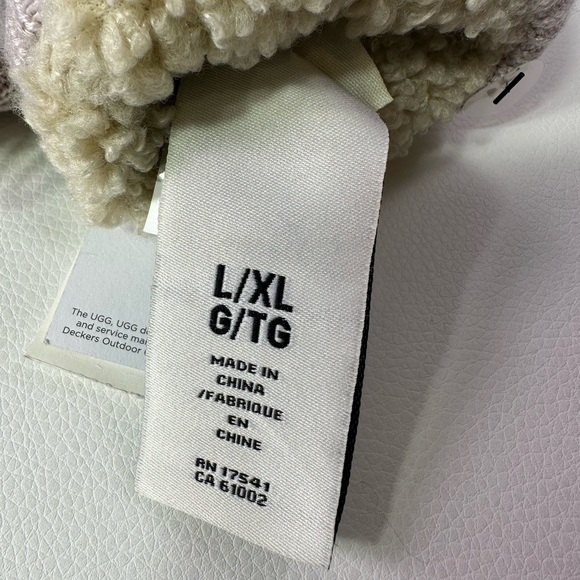New Women’s UGG Pink Lush Faux Fur Mittens NWT SZ L/XL - Picture 6 of 7